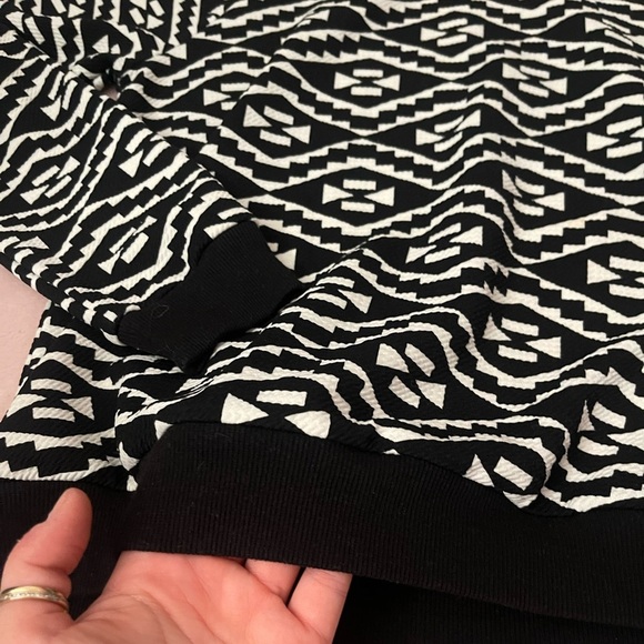 Forever 21 Geometric Sweater🖤 - Picture 2 of 4